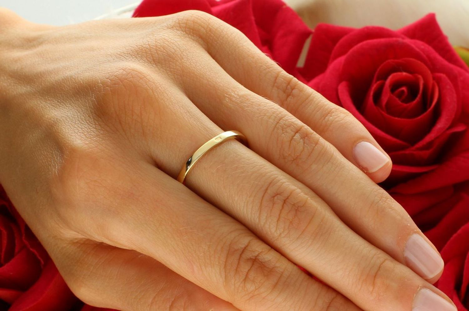 Pierścionek damski ze złota 585 z owalnym elementem ozdobnym wysadzanym czarnymi cyrkoniami. Elegancka biżuteria o wadze 2,47 g.1.jpg